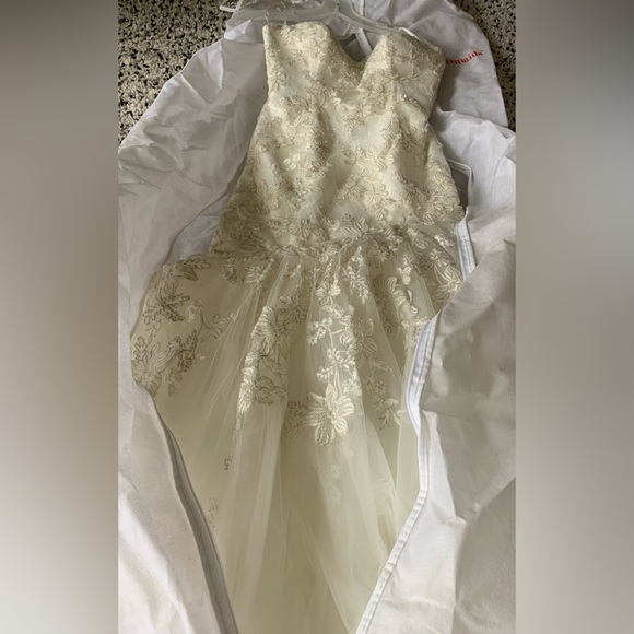 Casablanca Wedding Bridal Dress - Picture 5 of 8